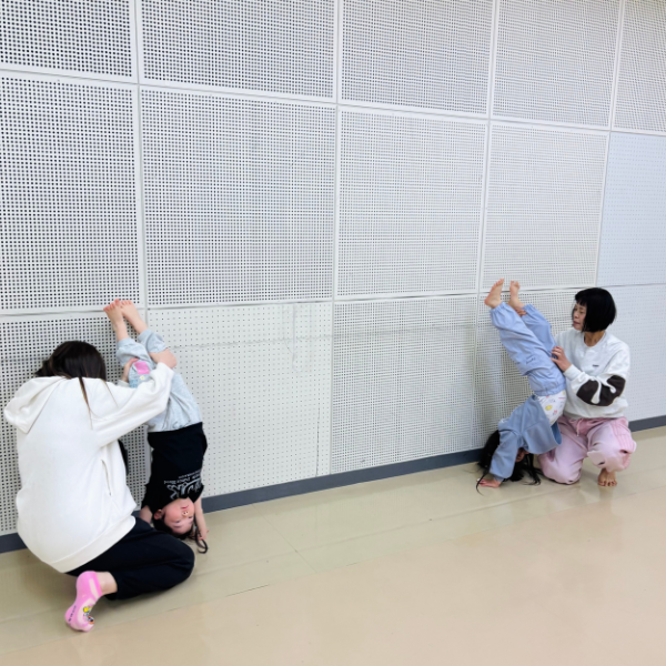キッズダンスのクラスで逆立ちをしている様子